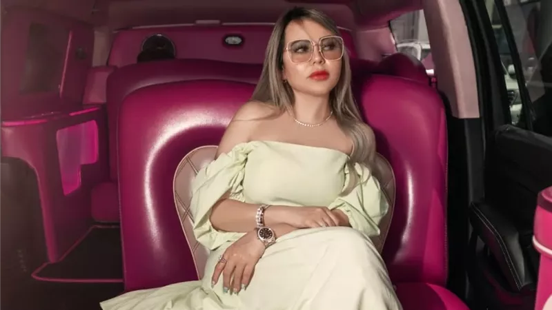 أسما ابراهيم في سيارتها الجديدة.. والجمهور: 