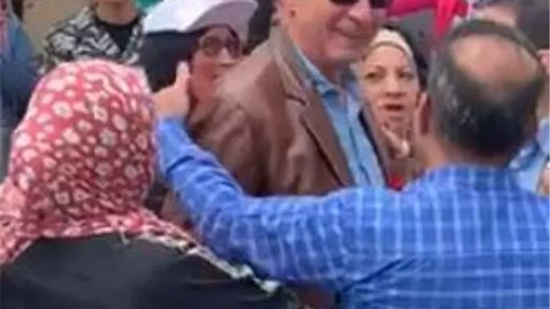 الفنان محمود حميدة يدلى بصوته فى لجنة زكى مبارك الاعدادية