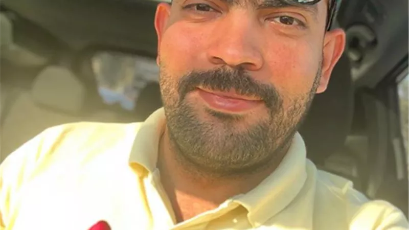 خالد عليش يحتفل بلون الفيسفورى بعد التصويت