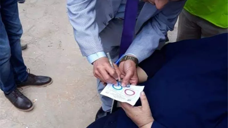 قاض ينتقل لخارج اللجنة لمساعدة مسنة على كرسي متحرك بالشرقية