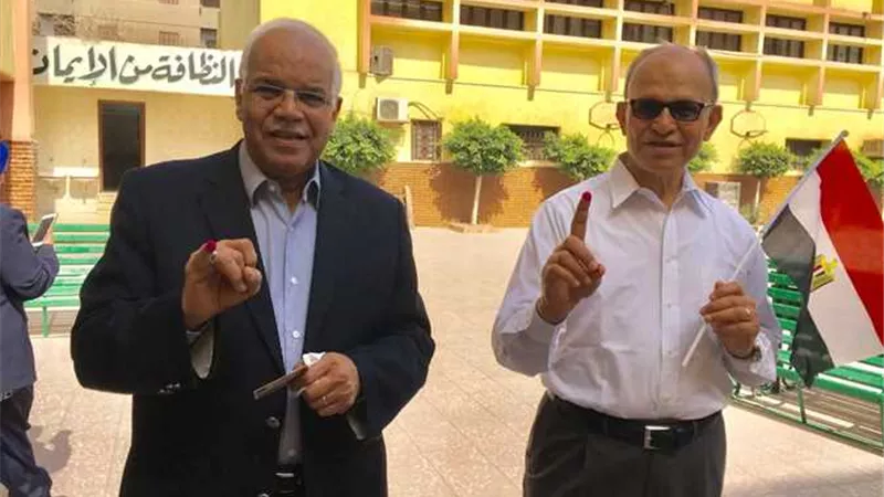 جلال السعيد يدلى بصوته فى العجوزة
