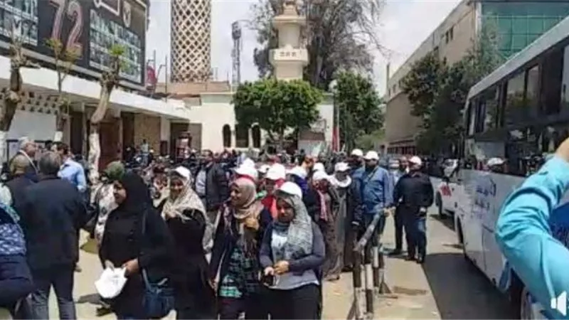 بالفيديو .. حشود المواطنين أمام لجنة النادى الاهلى باليوم الثانى للاستفتاء