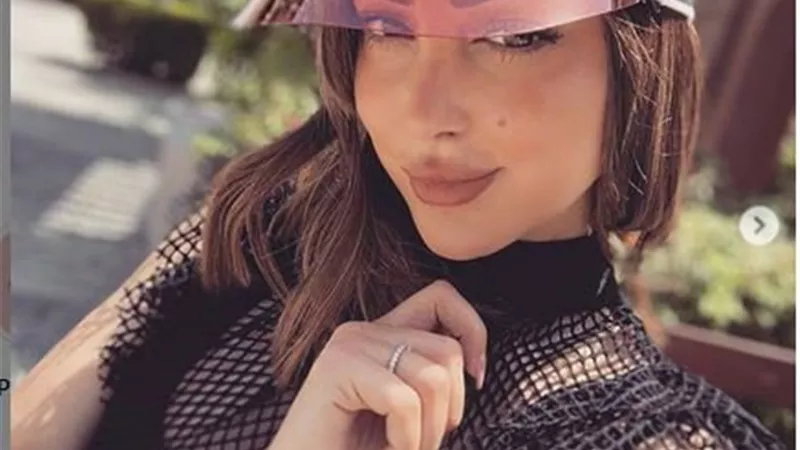 زوجة تامر حسنى تخطف الانظار فى دبى .. صور