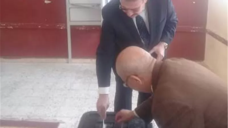 نقيب المهندسين يدلي بصوته في الاستفتاء علي التعديلات الدستورية
