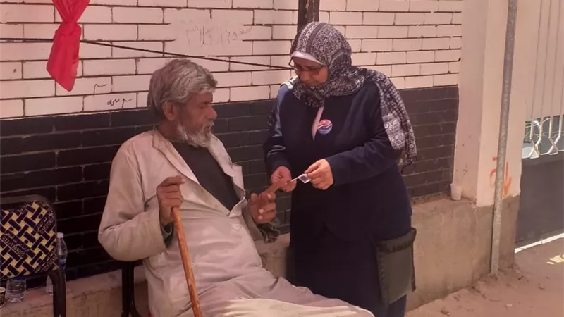 توافد ذوى الاحتياجات وكبار السن للمشاركة فى الاستفتاء امام لجان المعصرة