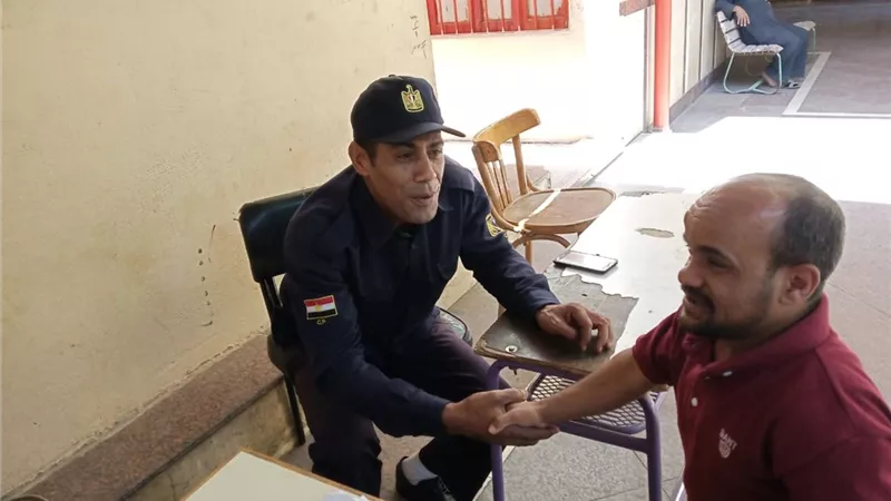 أشهر قزم بالأقصر يدلي بصوته وسط فرحة الاطفال والاهالي