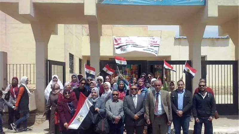 قيادات الإدارة التعليمية يتفقدون لجان الإستفتاء بالشروق وبدر بالصور