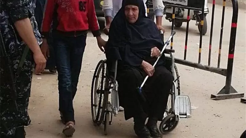 أطقم طبية وسيارات إسعاف لنقل المرضى للجان الاستفتاء بكفر الشيخ