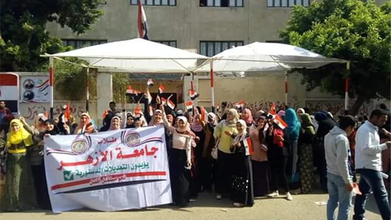 طلاب جامعة الأزهر يشاركون فى الإستفتاء على تعديل بعض المواد الدستورية... صور
