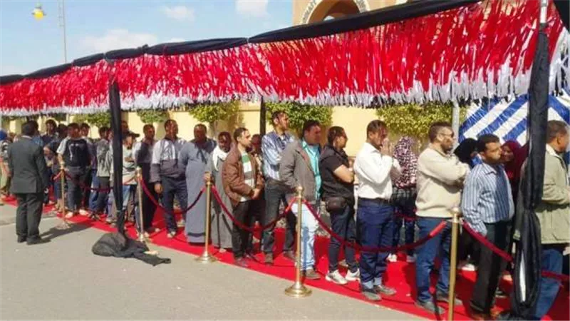 إقبال المواطنين بكثافة فى ثانى أيام الاستفتاء بالقاهرة الجديدة بالصور