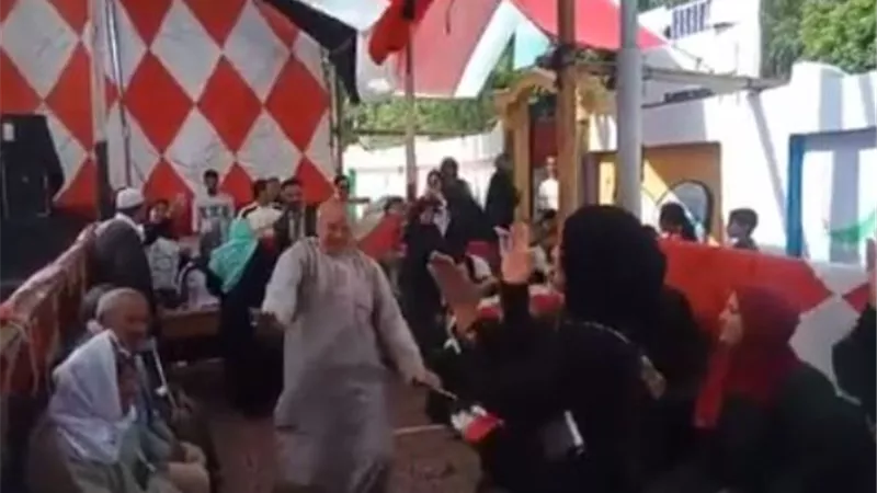 الناخبون يحتفلون على انغام الاغانى الوطنية فى لجان السيدة نفيسة.. فيديو
