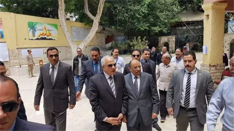 وزير التنمية المحلية ومحافظ الجيزة يتفقدان لجان الاستفتاء بالدقى والعجوزة والوراق وشمال الجيزة
