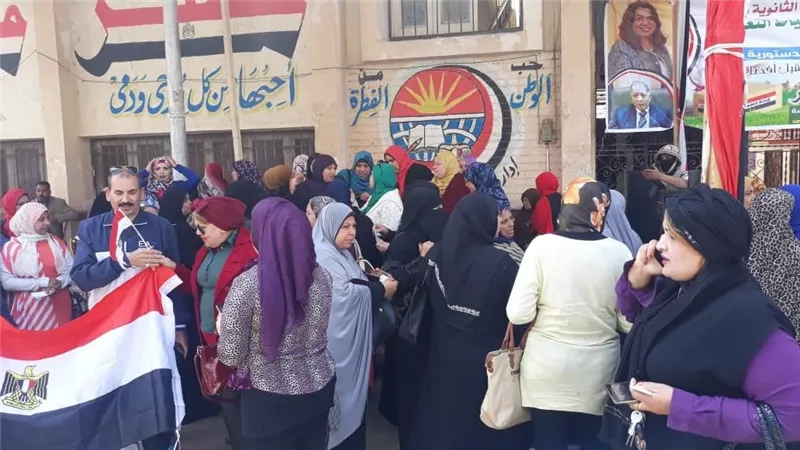 زحام أمام لجان الإستفتاء بدمياط