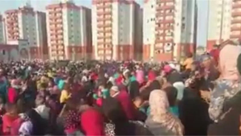 حشود الناخبين مستمرة امام لجان الاسمرات .. فيديو