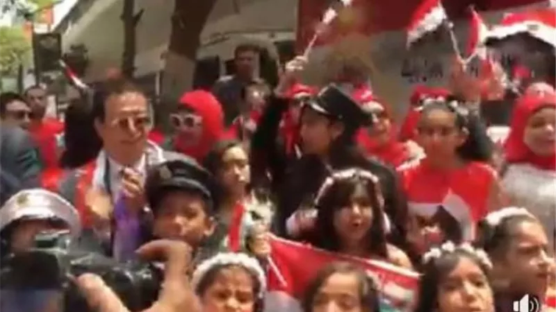 فيديو .. كورال أطفال اغانى وطنية أمام مدرسة القومية بالزمالك