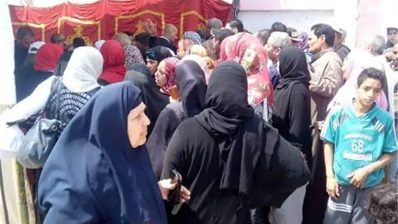 حشود نسائية امام اللجان للاستفتاء على الدستور فى المعصرة