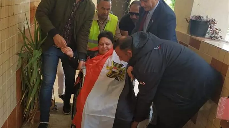 بالصور.. مسنة بالشرقية تصر على الإدلاء بصوتها وهي تحمل علم مصر
