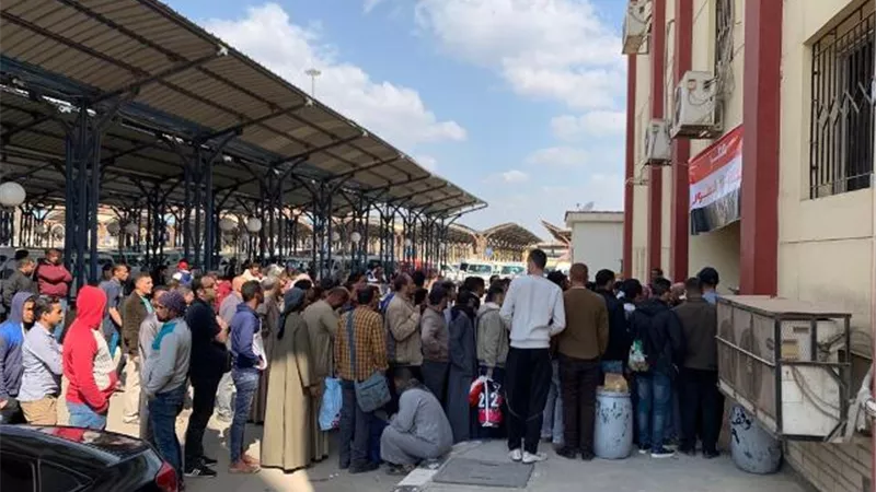 طوابير الناخبين امام لجنة الوافدين بموقف السلام .. بالصور
