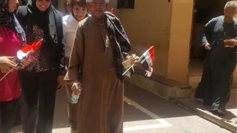 بعد تكريم الرئيس .. الحاجة صيصة تحث المواطنين على المشاركة فى الاستفتاء بالاقصر