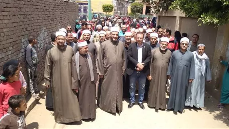 الأهالى ينتفضون والأئمة يقودون مسيرة بمنشأة القناطر تأييدا للدستور