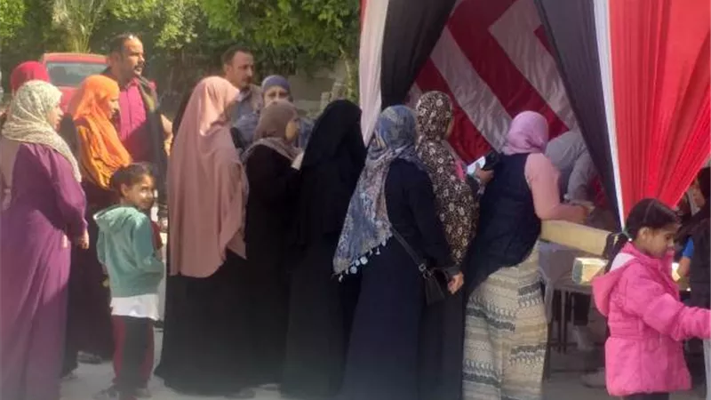 زحام امام اللجان الانتخابية بالمعصرة للمشاركة فى ثانى أيام الاستفتاء