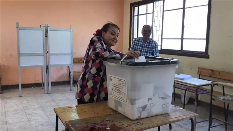 ليلى طاهر تشارك فى استفتاء التعديلات الدستورية .. صور