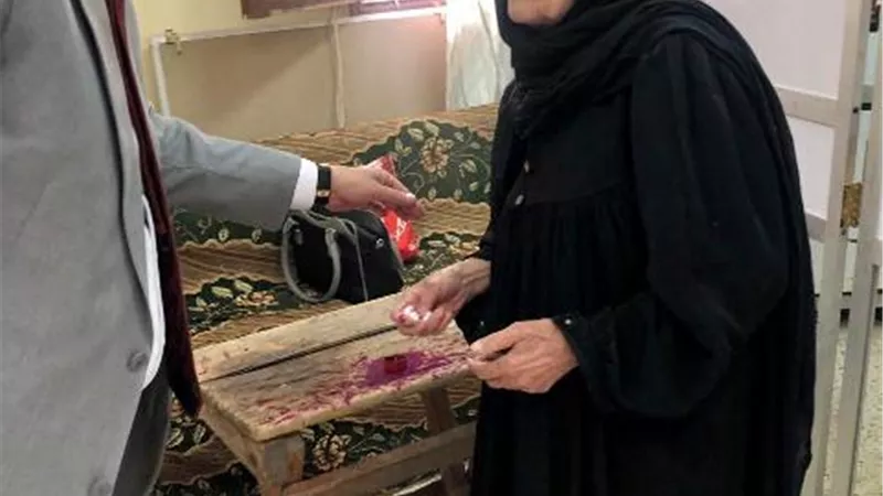 قاض يخرج من لجنته لمساعدة مسنة للإدلاء بصوتها بأوسيم