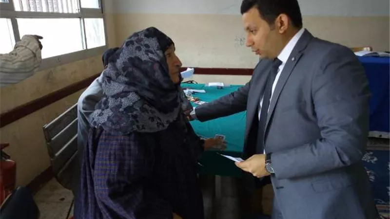 بالصور.. رئيس لجنة يساعد المسنين في الإدلاء بأصواتهم بلجنة بالشرقية