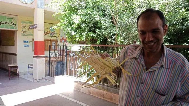 من الكنيسة الى اللجنة ... قبطى يدخل لجنة التصويت بالسعف