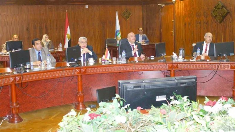مجلس جامعة طنطا يحفز الطلاب والعاملين على الاستفتاء