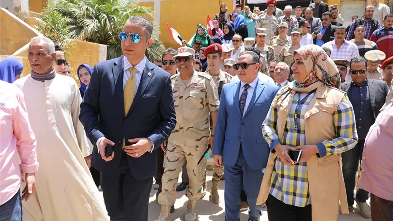 محافظ سوهاج ومساعد وزير الداخلية لوسط الصعيد يتفقدان عدداً من لجان الاستفتاء