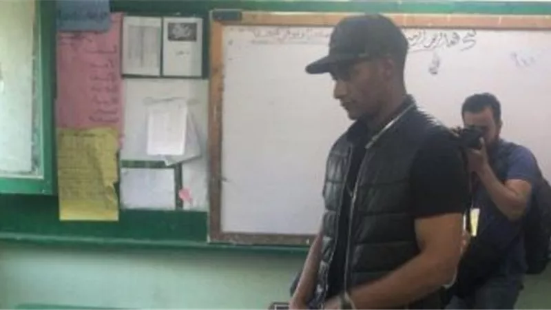 محمد رمضان يدلى بصوته فى لجنة الشهيد عامر عبد المقصود بالدقى