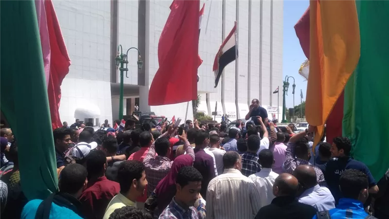 مسيرة حاشدة لطلاب جامعة أسيوط لدعوة المواطنين للمشاركة في الاستفتاء على التعديلات الدستورية