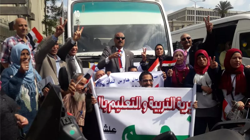 وكيل مديرية تعليم الجيزة يقود مسيرة حاشدة تأييدا للدستور.. بالفيديو