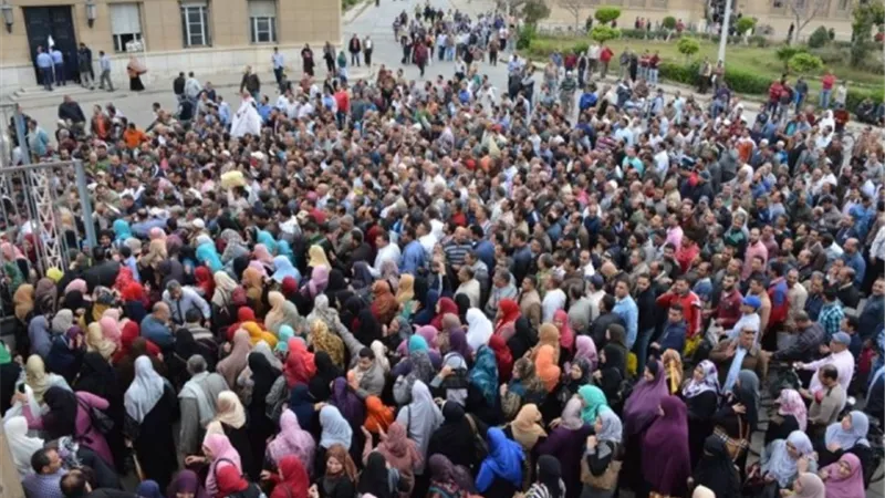 حشود عمال غزل المحلة أمام لجان الاستفتاء حديث وكالات الانباء العالمية