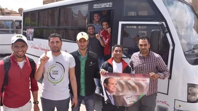 أتوبيسات جامعة السادات لنقل الطلاب والعاملين الى لجان الاستفتاء