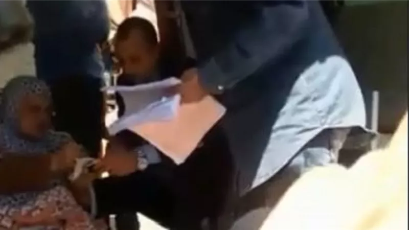 بسبب كسر فى ظهرها .. مسنة تدلى بصوتها فى سيارة الاسعاف
