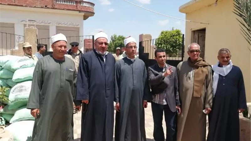 بالصور والفيديو.. وفد من الاوقاف يتفقد لجان الاستفتاء بمسقط رأس المعزول ويحث الأهالي على المشاركة