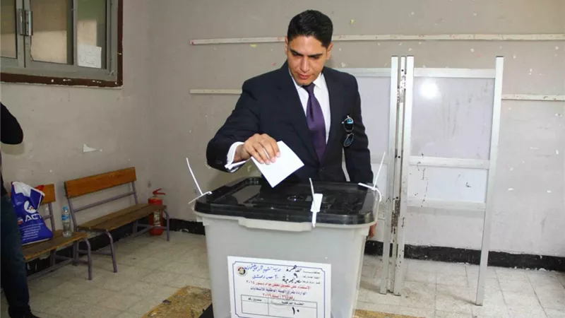 أبو هشيمة يدلى بصوته فى الإستفتاء بمصر الجديدة .. صور