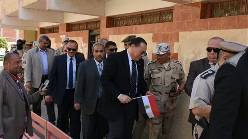 غراب يتفقد لجنة مدرسة ههيا للاطمئنان على سير الاستفتاء بالشرقية