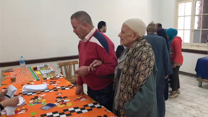 بالصور .. كفيف يدلى بصوتة في الدستور بالدلنجات