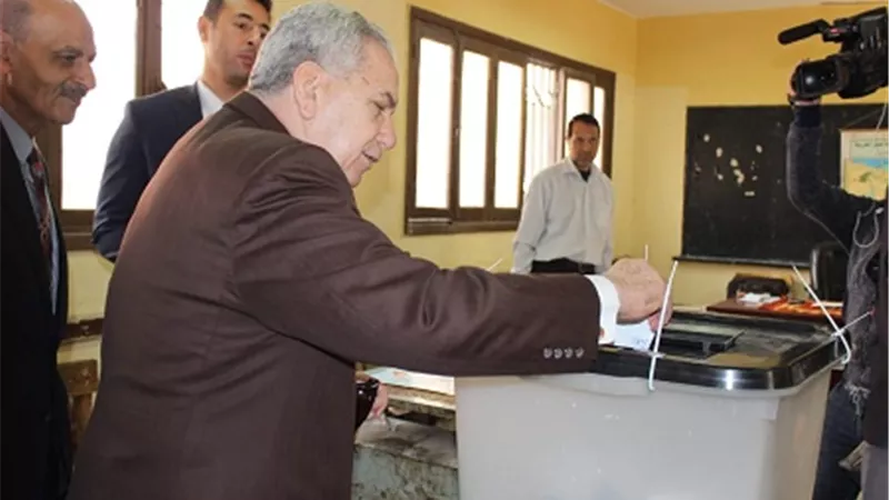 رئيس الأعلى للقضاء يدلي بصوته في الاستفتاء على الدستور