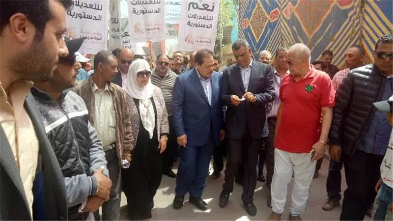 لليوم الثاني للاستفتاء .. مؤسسة أبو العينين تساعد أهالي الجيزة للوصول لمقار لجانهم