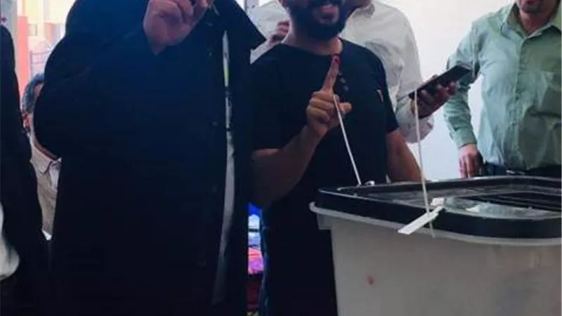 محمد رياض يدلى بصوته فى لجنة مركز شباب الشيخ زايد