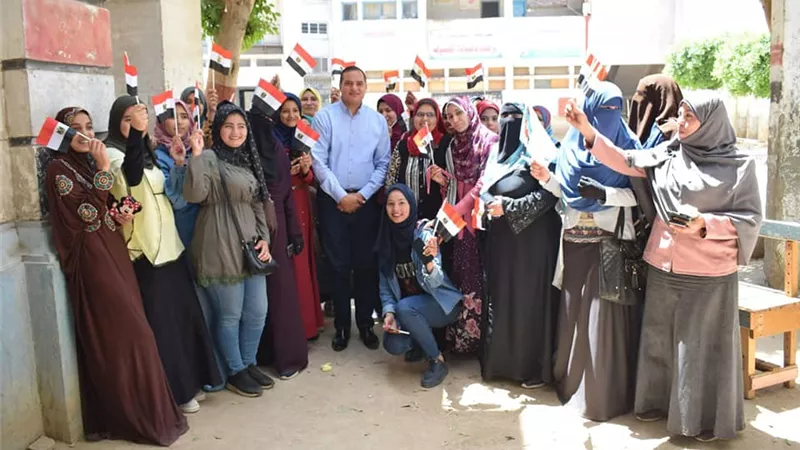 جامعة سوهاج تخصص اتوبيسات لنقل طلابها المغتربين لمقار لجان استفتاء الدستور..صور