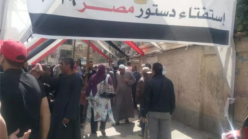 بأمر الشعب حتكمل ... هنعدل الدستور ثقة في السيسي...هاشتاجات تجتاح تويتر في ثاني ايام الاستفتاء