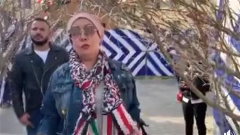 الفنانة هالة فاخر تدلى بصوتها فى لجنة مدينتى .. فيديو