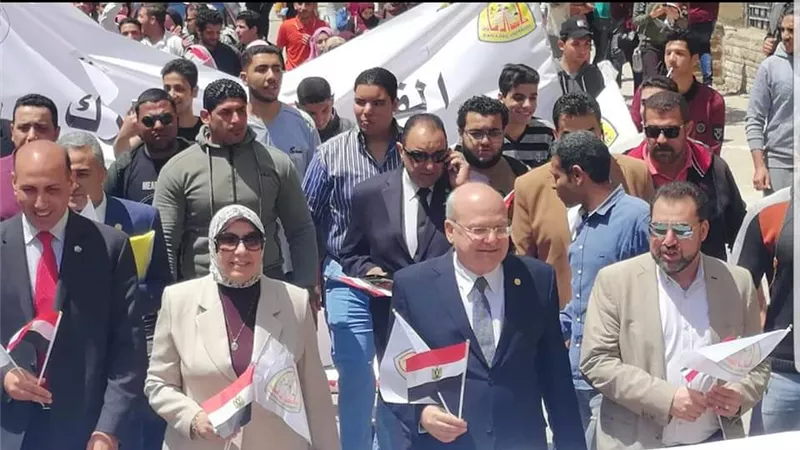 مسيرة حاشدة لطلاب جامعة الزقازيق يتقدمها رئيس الجامعة