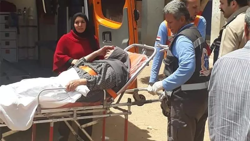 سيارة إسعاف تنقل سيدة مريضة للإدلاء بصوتها في الاستفتاء بالشرقية
