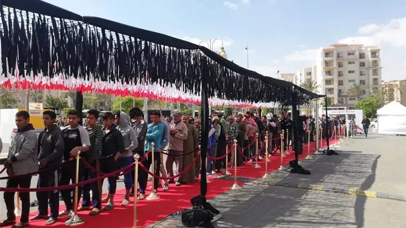 طوابير امام اللجان للمشاركة فى الاستفتاء بالقاهرة الجديدة.. صور